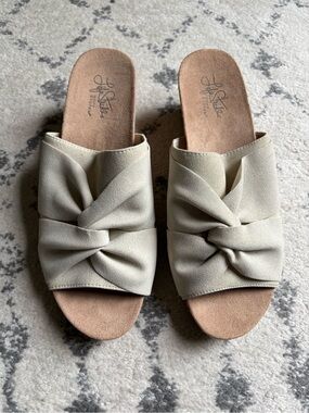 Lifestride beige cork wedge sandal